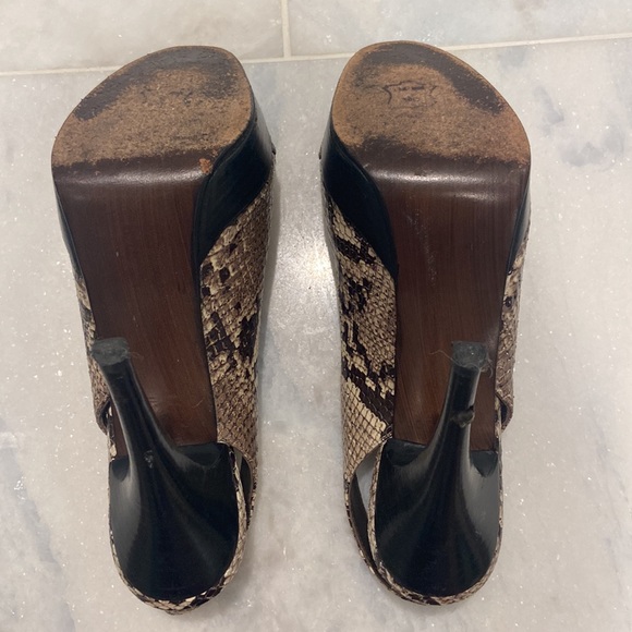 Stuart Weitzman size 8.5 snakeskin print platform shoes. 4”’heels. - Picture 2 of 4